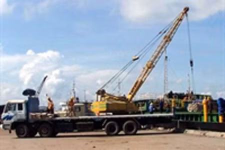 Xe tải đang “ăn hàng” tại Cảng Thị Nại 