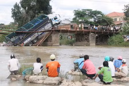 Cầu sập đã cắt đứt đường giao thông đến 6 xã phía tây của huyện Lâm Hà.