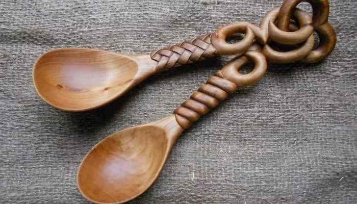 Ở xứ Wales, những người yêu nhau sẽ trao đổi những chiếc thìa gỗ được làm thủ công độc đáo và đẹp mắt cho nhau. Ảnh chụp màn hình