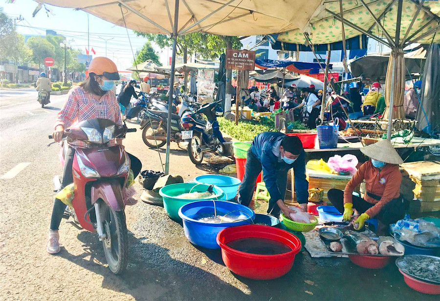 Ngày mùng 3 Tết, người dân Chư Sê tranh thủ đi chợ để chuẩn bị cúng đưa ông bà. Ảnh: Quang Tấn