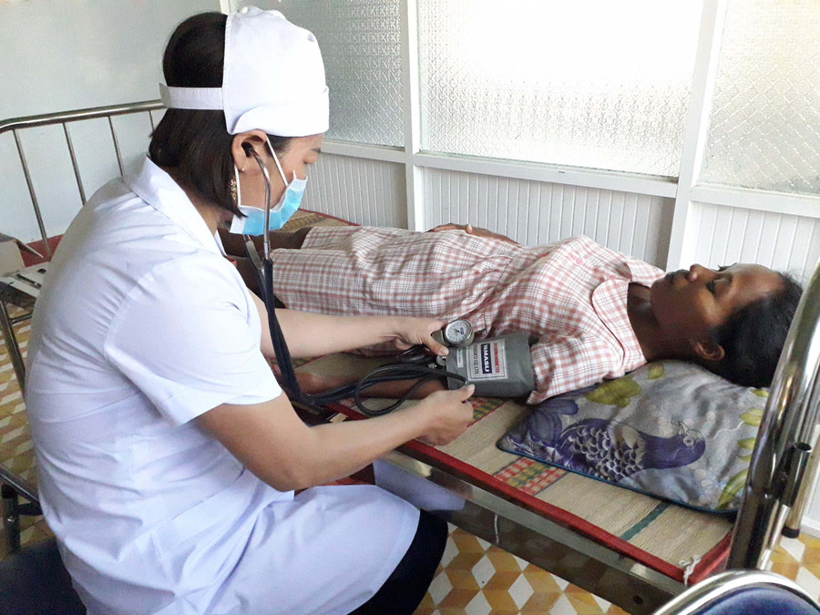 Nhân viên Trạm Y tế xã Ia Mlah chăm sóc sức khỏe cho phụ nữ. Ảnh: Lê Nam