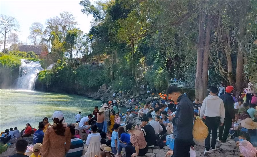 Nhiều khu du lịch ở Đắk Nông hồi sinh đã cơ hội cho nhiều lao động địa phương kiếm được việc làm. Ảnh: Phan Tuấn