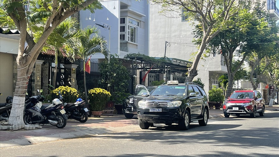 Khám xét tại nhà bị can Hồ Lâm, nguyên Giám đốc Sở TN&MT tỉnh Bình Thuận. Ảnh: DT