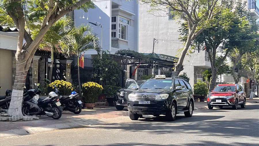 Khám xét tại nhà bị can Hồ Lâm, nguyên Giám đốc Sở TN&MT tỉnh Bình Thuận. Ảnh: DT