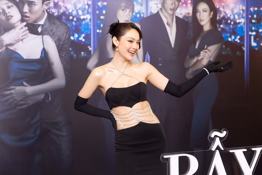 Minh Hằng thu hút mọi ánh nhìn khi xuất hiện với trang phục hở bạo trên thảm đỏ Bẫy ngọt ngào. Cô khéo lựa chọn mẫu đầm 