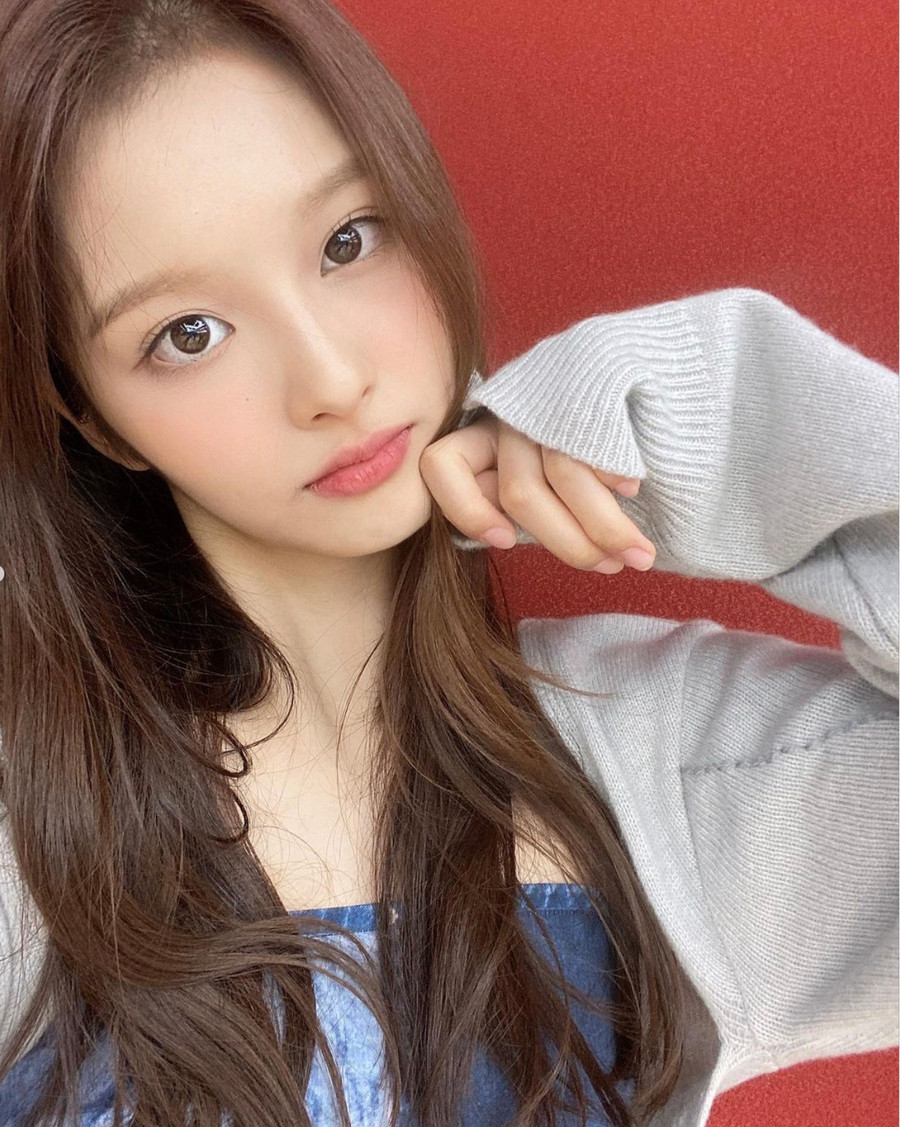 Sinh năm 2004, Sullyoon (tên thật: Seol Yoon Ah) là thành viên có khả năng ca hát và nhảy ổn định trong nhóm NMIXX. Nhóm gồm 7 thành viên: Hae Won, Lily, Sullyoon, Jinni, Bae, Jiwoo và Kyujin. Ảnh: INSTAGRAM NV