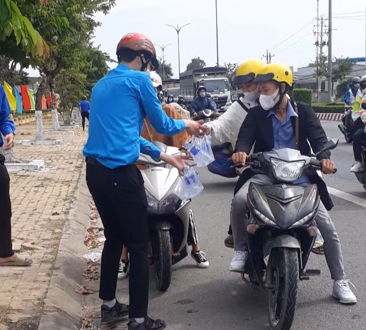 Của ít lòng nhiều, một chai nước suối nhỏ cũng thể hiện được tình cảm dành cho nhau. Ảnh: T.Đ
