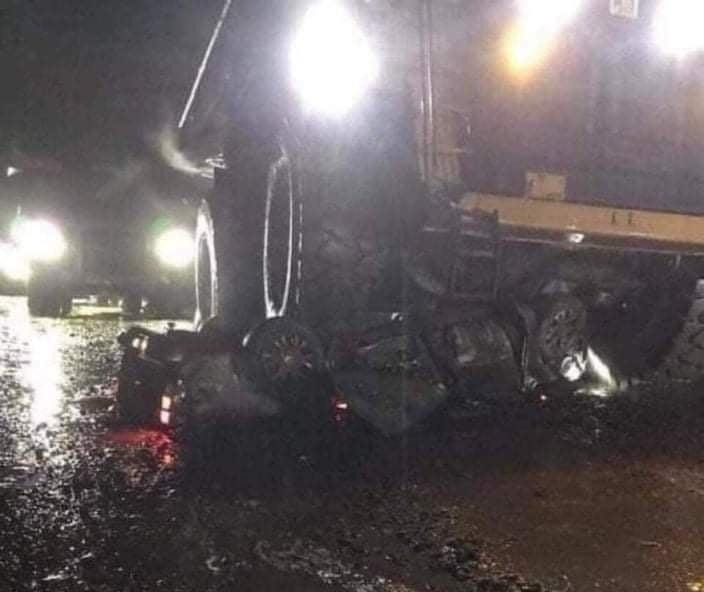 Chiếc bán tải bị chiếc xe tải chuyên dụng chở đất đá mỏ cán qua bẹp dúm. Ảnh: X.Q.N