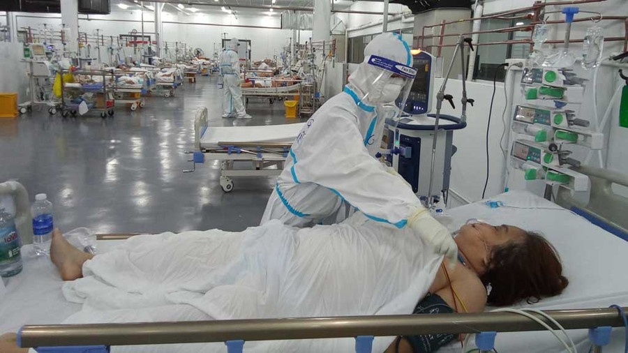 Cứu chữa bệnh nhân Covid-19 nặng lúc cao điểm dịch ở TP.HCM tại Trung tâm ICU do BV T.Ư Huế vận hành. Ảnh: NVCC