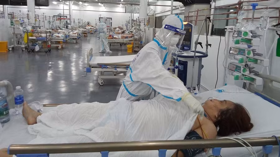 Cứu chữa bệnh nhân Covid-19 nặng lúc cao điểm dịch ở TP.HCM tại Trung tâm ICU do BV T.Ư Huế vận hành. Ảnh: NVCC