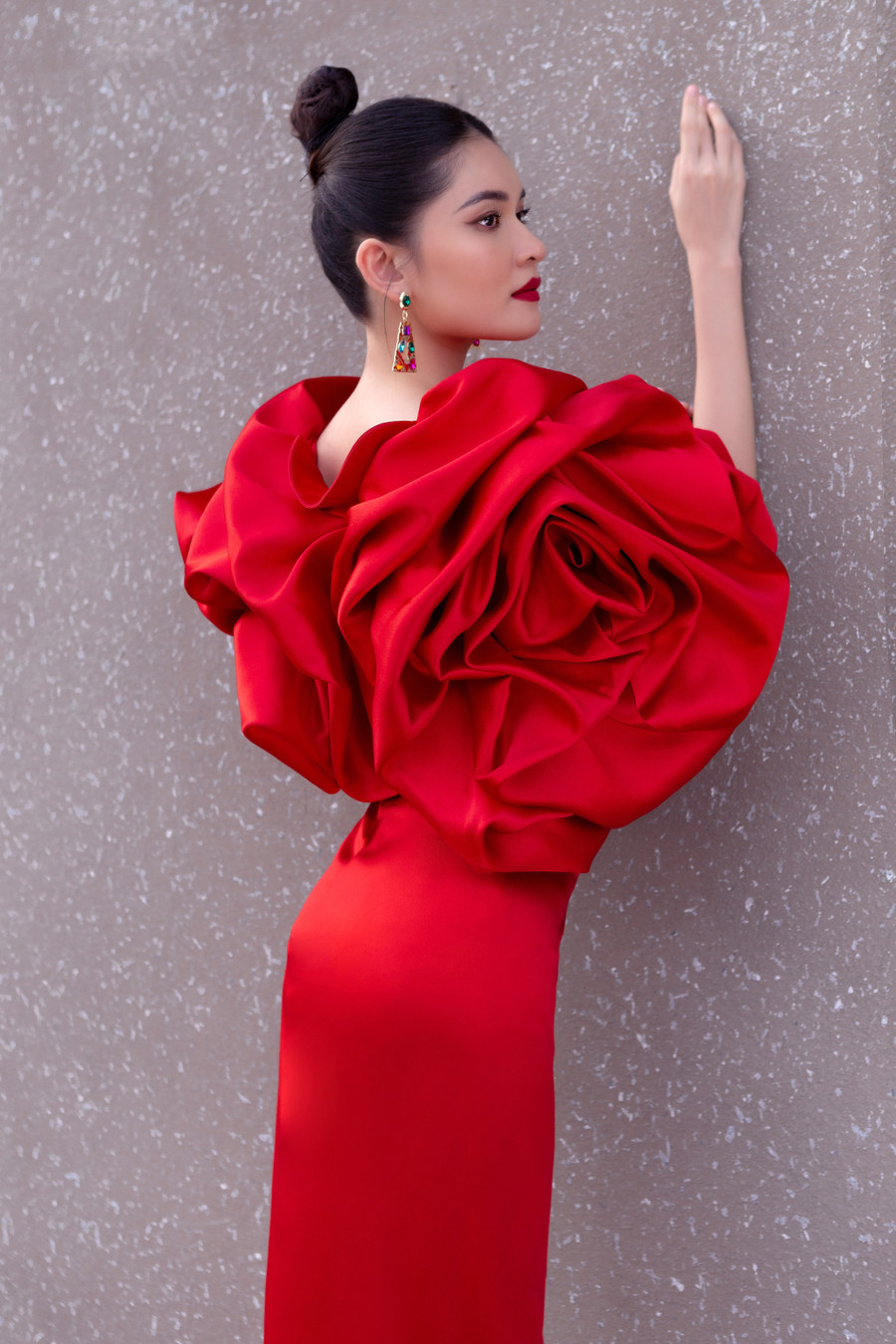 Thiết kế lộng lẫy nổi bật nước da trắng sứ nõn nà cùng vòng ba căng tròn.