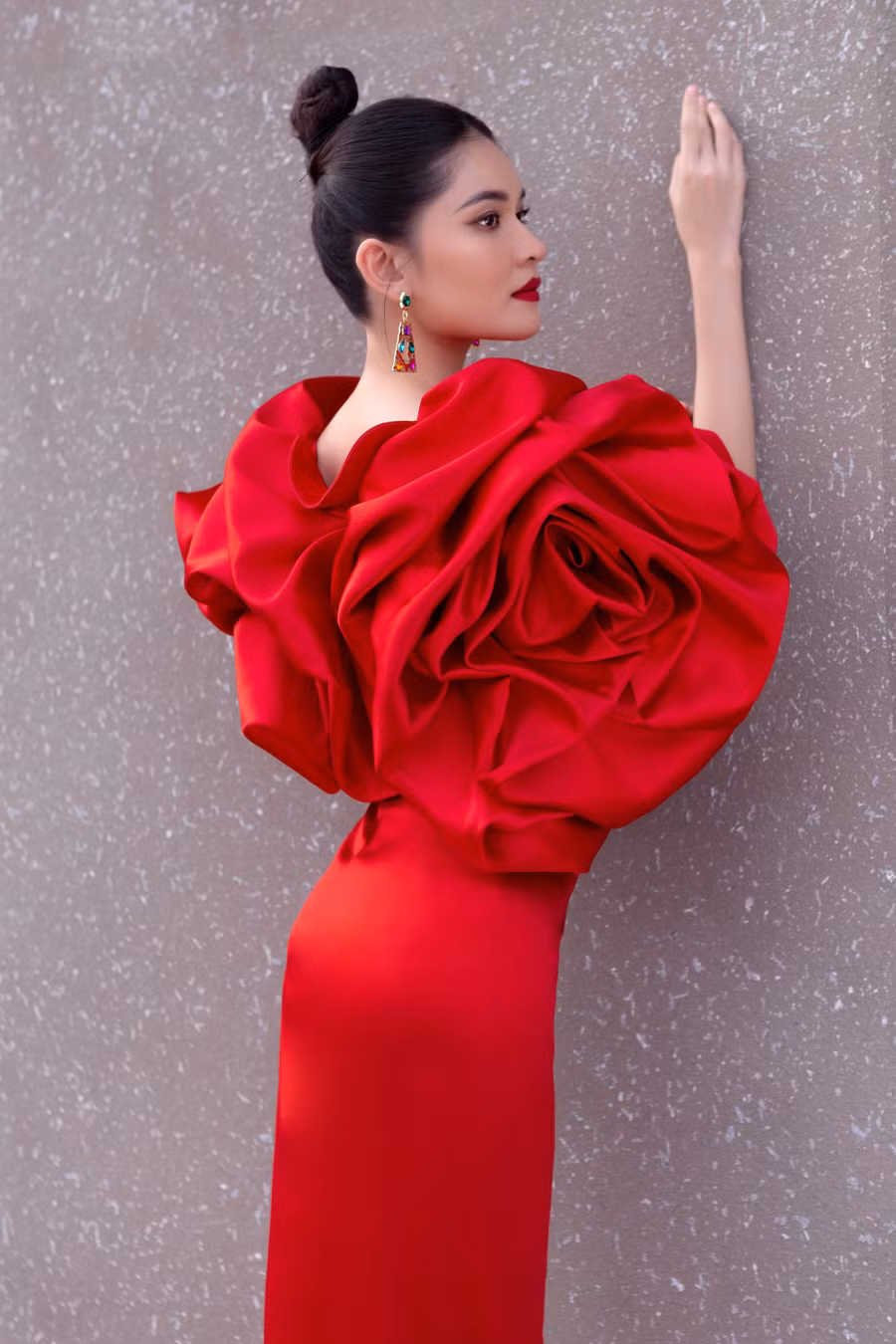 Thiết kế lộng lẫy nổi bật nước da trắng sứ nõn nà cùng vòng ba căng tròn.