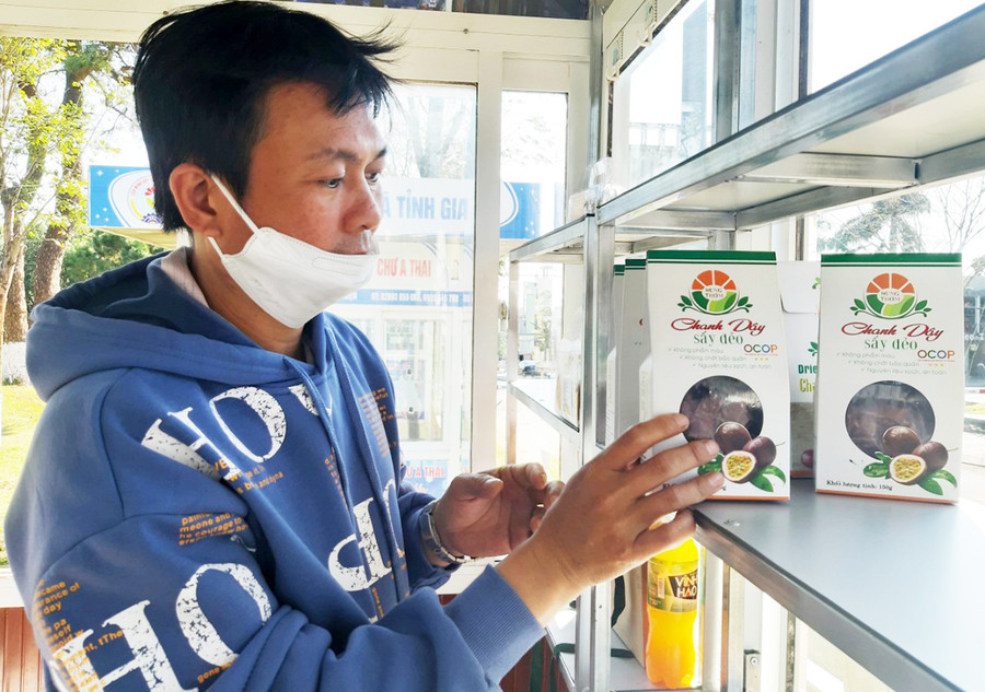 Nhiều HTX trên địa bàn tỉnh từng bước đa dạng hóa sản phẩm để thích ứng với thị trường. Ảnh: Minh Triều Hơn 1 tấn mứt làm từ vỏ chanh dây của HTX Nông nghiệp và Dịch vụ Hùng Thơm (huyện Mang Yang) được kỳ vọng sẽ thu hút người tiêu dùng trong dịp Tết này. Ảnh: Minh Triều