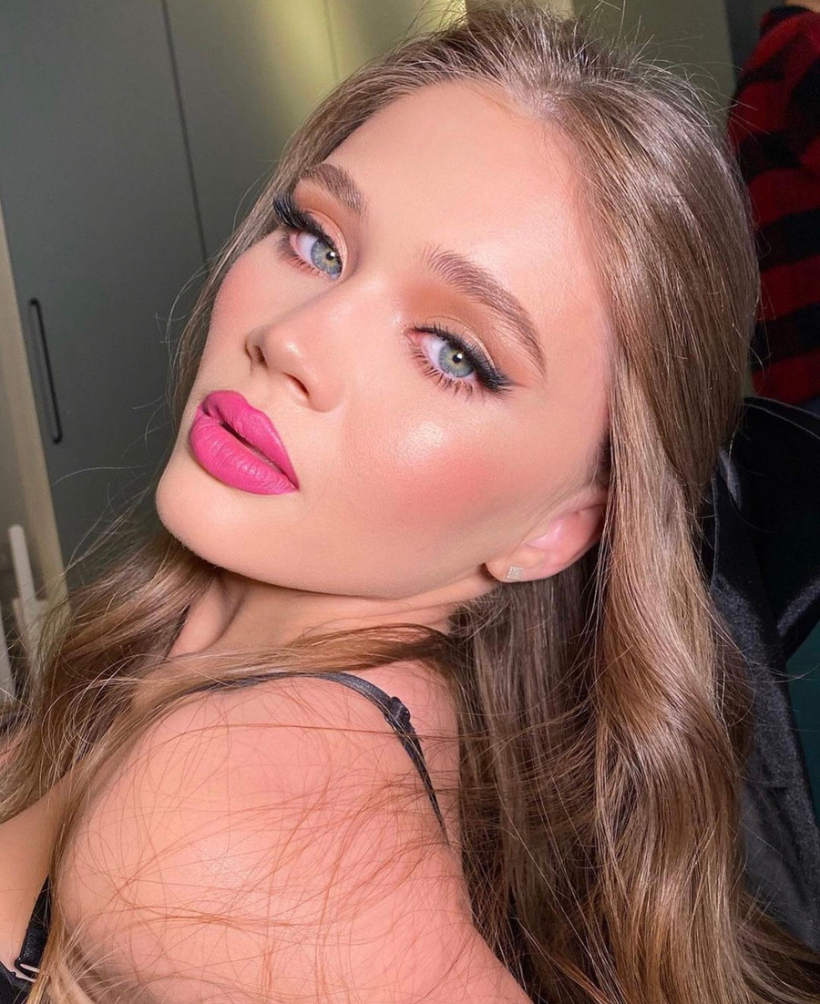 Để đôi môi hồng ngọt ngào tỏa sáng hết mức, bạn hãy chọn cách trang điểm nhẹ nhàng với những vị trí còn lại trên khuôn mặt.