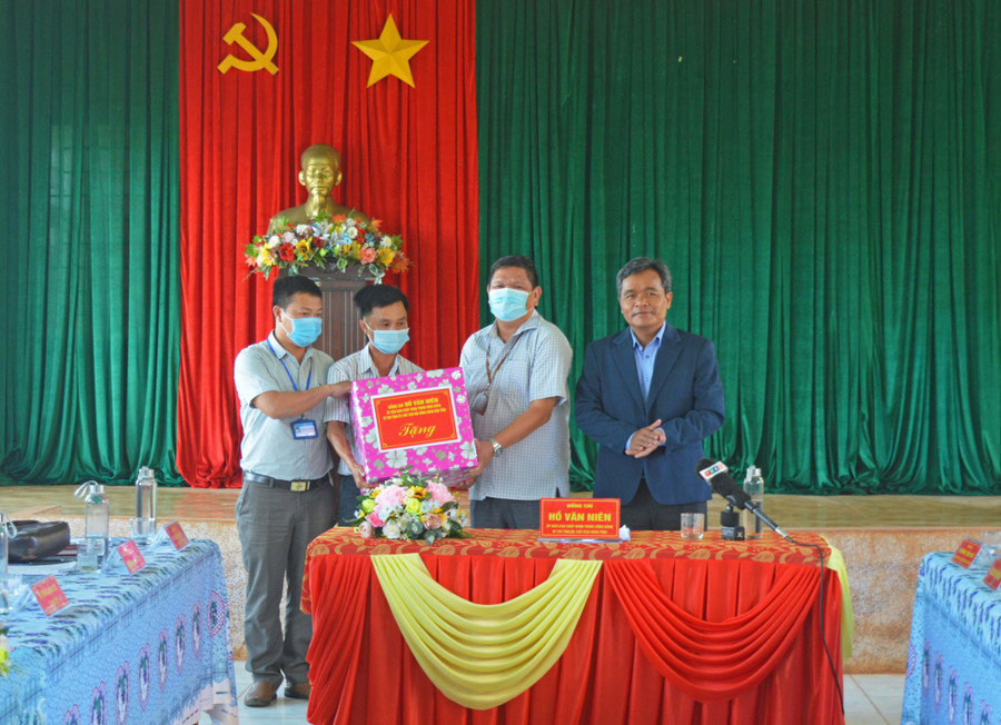 Bí thư Tỉnh ủy tặng quà cho hệ thống chính trị xã. Ảnh: Anh Huy