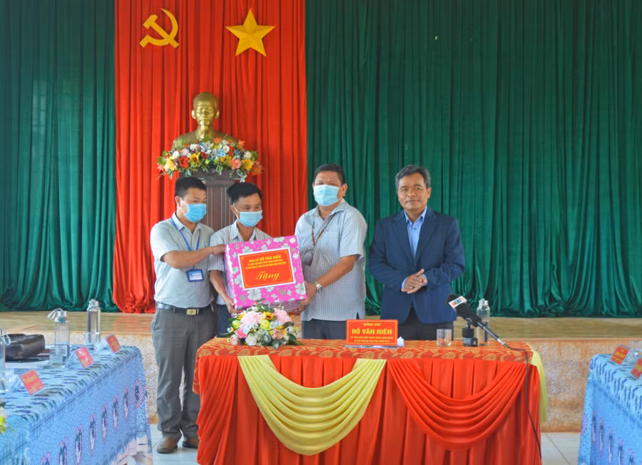 Bí thư Tỉnh ủy tặng quà cho hệ thống chính trị xã. Ảnh: Anh Huy