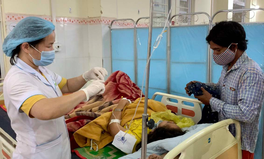 Bác sĩ thăm khám cho bệnh nhân tại Trung tâm Y tế huyện Chư Pưh. Ảnh: Như Nguyện