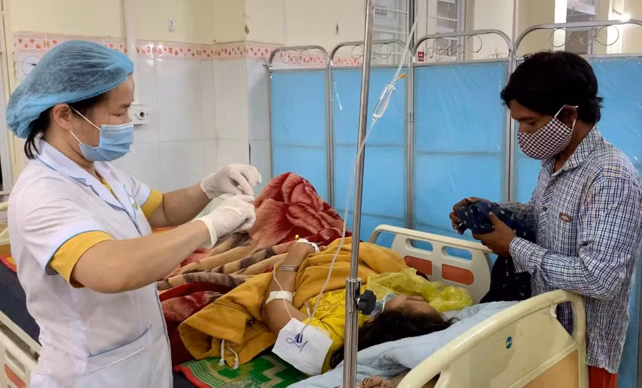 Bác sĩ thăm khám cho bệnh nhân tại Trung tâm Y tế huyện Chư Pưh. Ảnh: Như Nguyện