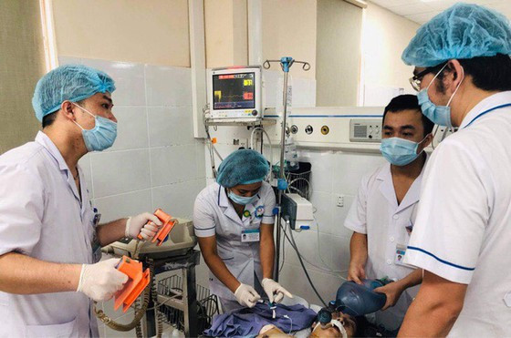 Các bác sĩ cấp cứu cho một trường hợp bị tai nạn thương tích trong dịp nghỉ tết