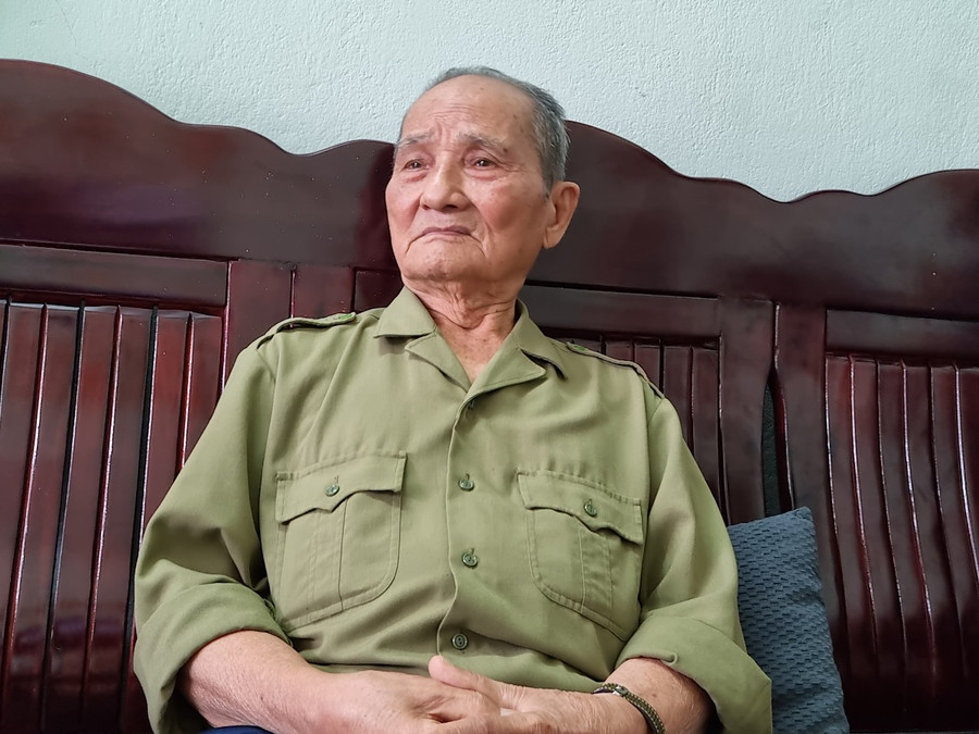 Ông Lê Chí Quyết xúc động khi nhớ lại những mùa Xuân tại khu căn cứ. Ông Lê Chí Quyết xúc động khi nhớ lại những mùa Xuân tại khu căn cứ.