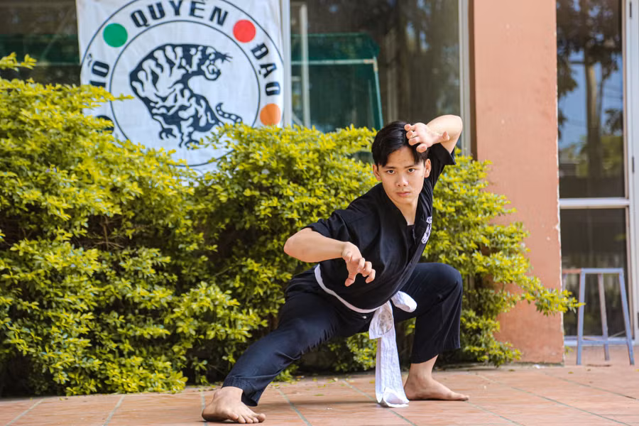  Một học trò của võ sư Đoàn Phú trình diễn thế võ hổ. Ảnh: Lê Hoài Nhân