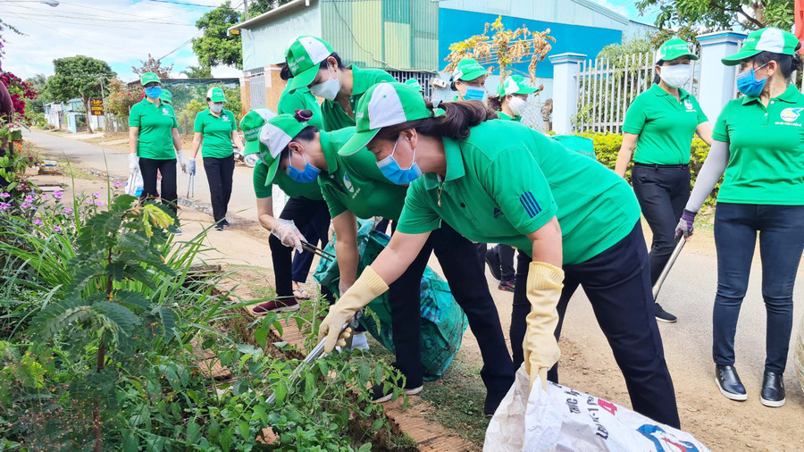 Mỗi tháng 1 lần, câu lạc bộ tổ chức thu gom rác thải tại các tuyến đường. Ảnh: Hồng Thương