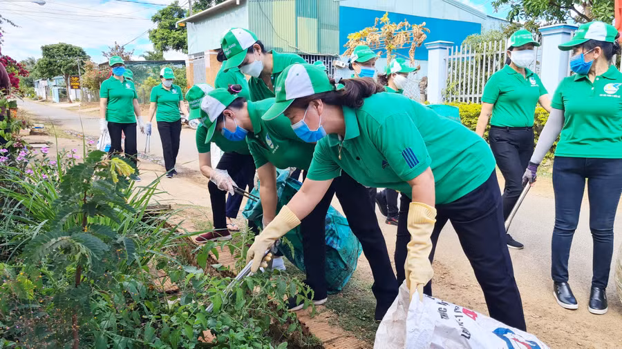 Mỗi tháng 1 lần, câu lạc bộ tổ chức thu gom rác thải tại các tuyến đường. Ảnh: Hồng Thương