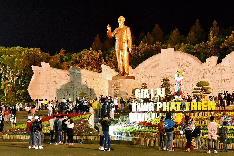 Người dân đến Quảng trường Đại Đoàn Kết (TP. Pleiku) đón thời khắc đầu tiên của năm mới. Ảnh: Đức Thụy Rất đông người dân ở khắp mọi nơi đến Quảng trường Đại Đoàn Kết đón giao thừa năm 2022. Ảnh: Đức Thụy