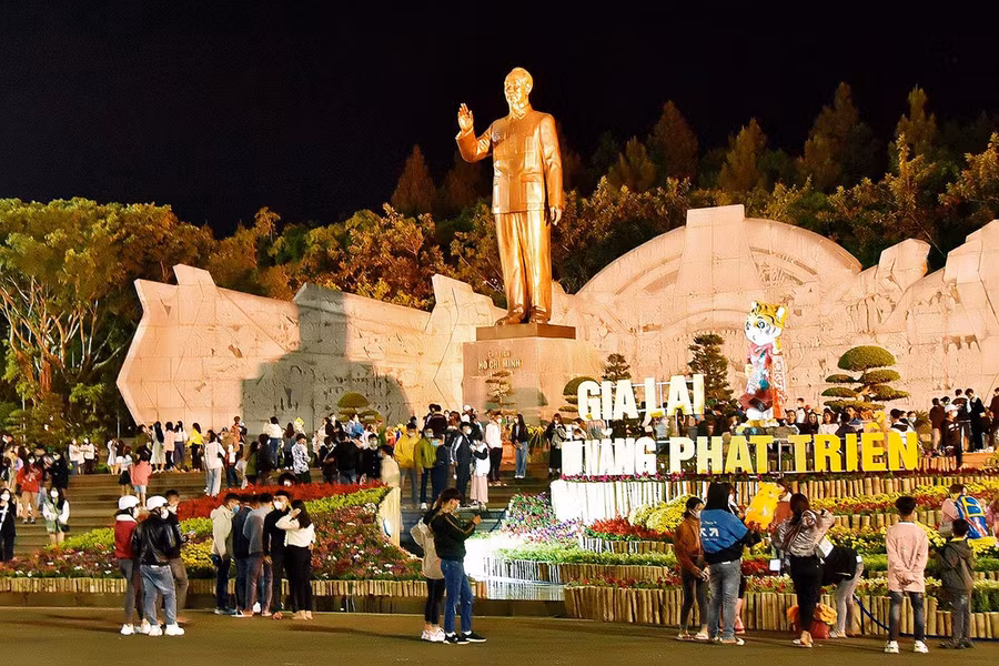  Rất đông người dân ở khắp mọi nơi đến Quảng trường Đại Đoàn Kết đón giao thừa năm 2022. Ảnh: Đức Thụy