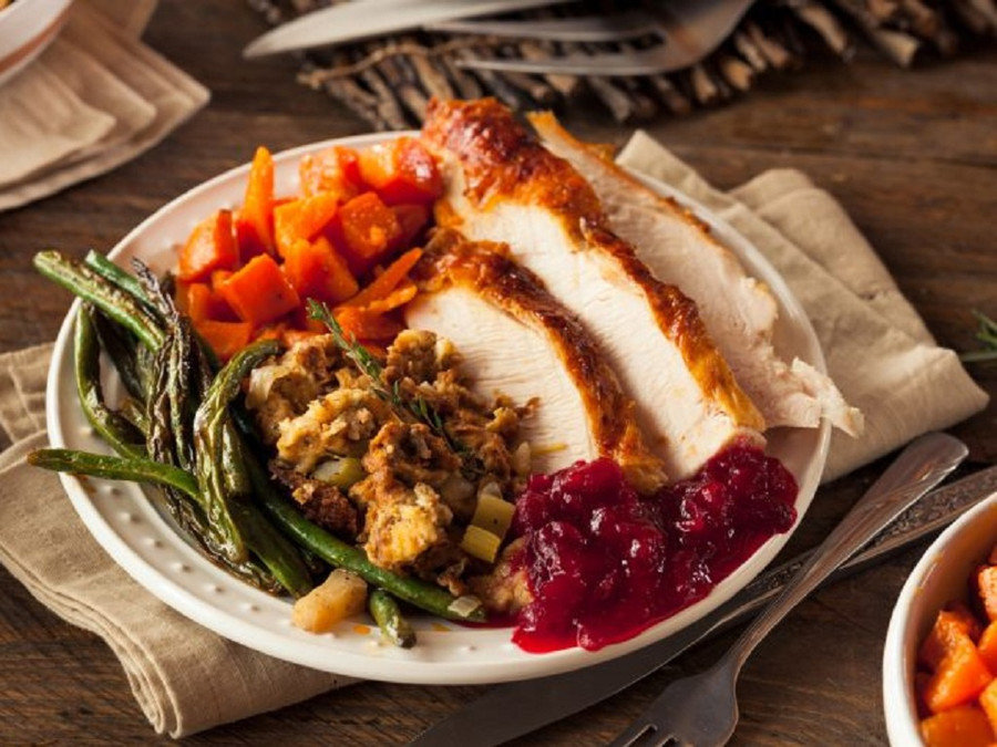 Để tránh ăn quá nhiều và gây tăng cân sau Tết, trong khẩu phần ăn nên có 50% là rau củ và trái cây. SHUTTERSTOCK Để tránh ăn quá nhiều và gây tăng cân sau Tết, trong khẩu phần ăn nên có 50% là rau củ và trái cây. SHUTTERSTOCK