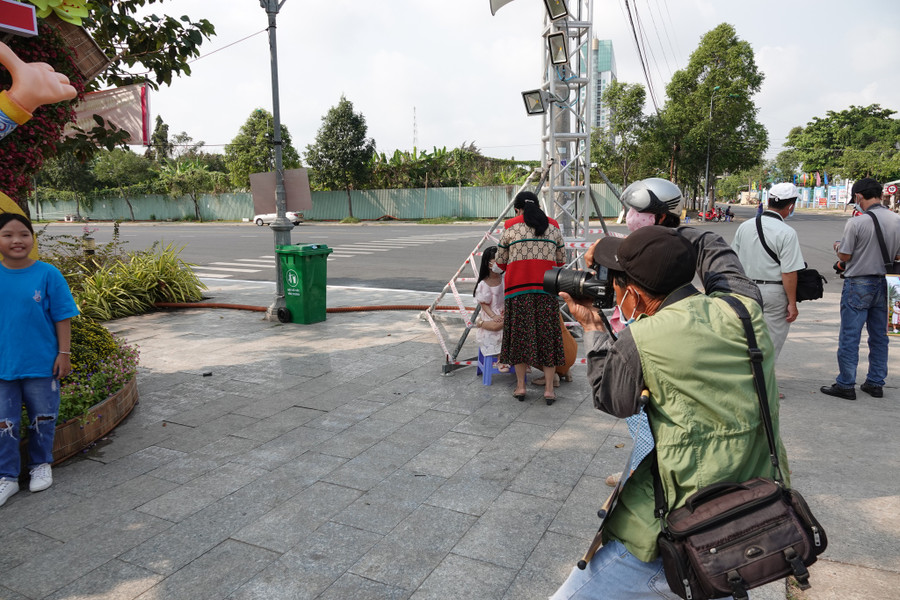 Một thợ đang chăm chú chụp ảnh cho khách. Ảnh: Duy Tân