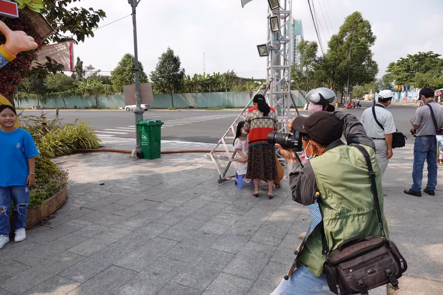 Một thợ đang chăm chú chụp ảnh cho khách. Ảnh: Duy Tân