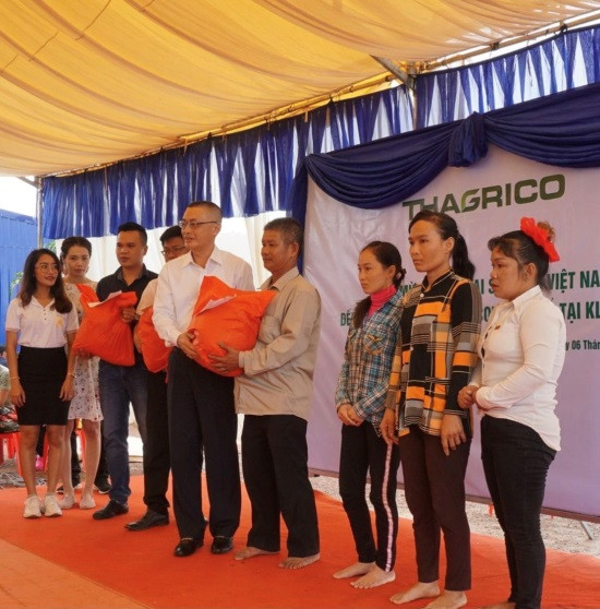 Đại sứ quán đến thăm nông trường và tặng quà cho bà con Biển Hồ năm 2020