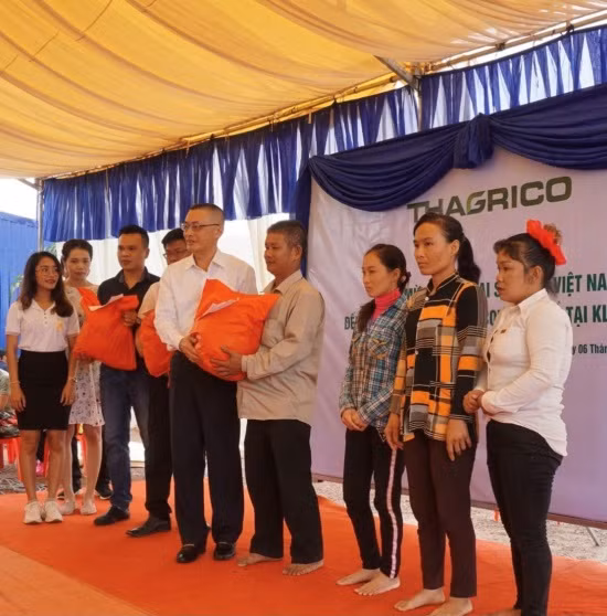 Đại sứ quán đến thăm nông trường và tặng quà cho bà con Biển Hồ năm 2020