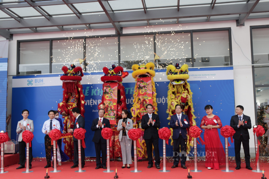 Lãnh đạo một số sở, ban ngành và lãnh đạo Bệnh viện Đại học Buôn Ma Thuột cắt băng khánh thành. Ảnh: Phương Hằng