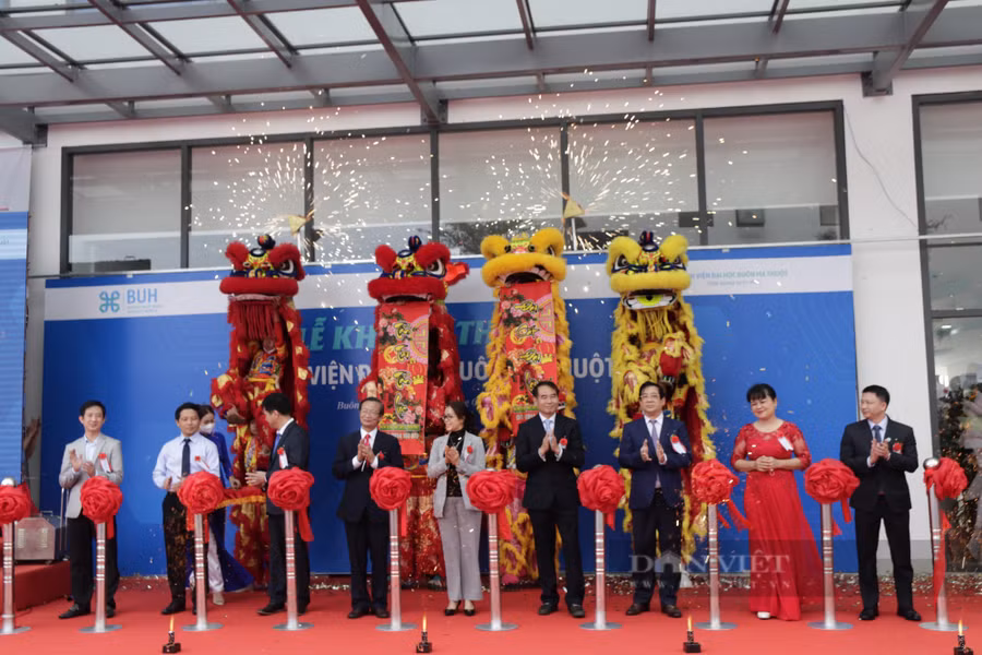 Lãnh đạo một số sở, ban ngành và lãnh đạo Bệnh viện Đại học Buôn Ma Thuột cắt băng khánh thành. Ảnh: Phương Hằng