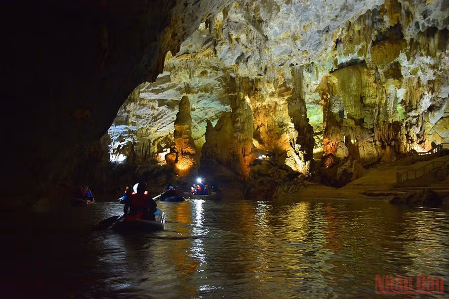 Ban đêm, động Phong Nha như bí ấn, huyễn hoặc hơn. 