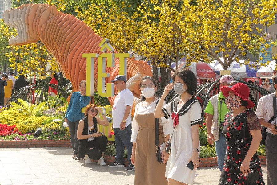 Nhiều bạn trẻ vẫn còn chưa quên được kỳ nghỉ tết sau khi đi làm trở lại. Ảnh: Dạ Thảo