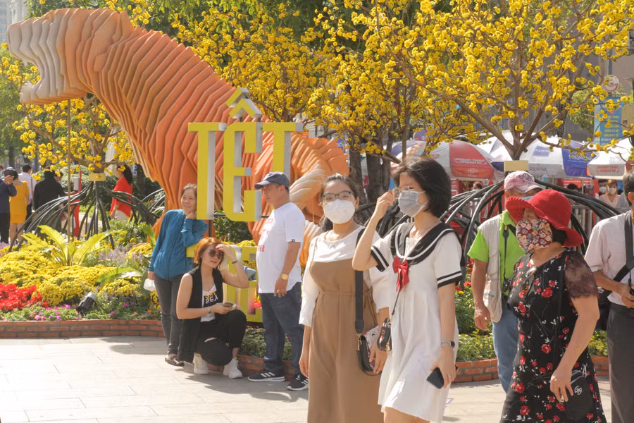 Nhiều bạn trẻ vẫn còn chưa quên được kỳ nghỉ tết sau khi đi làm trở lại. Ảnh: Dạ Thảo