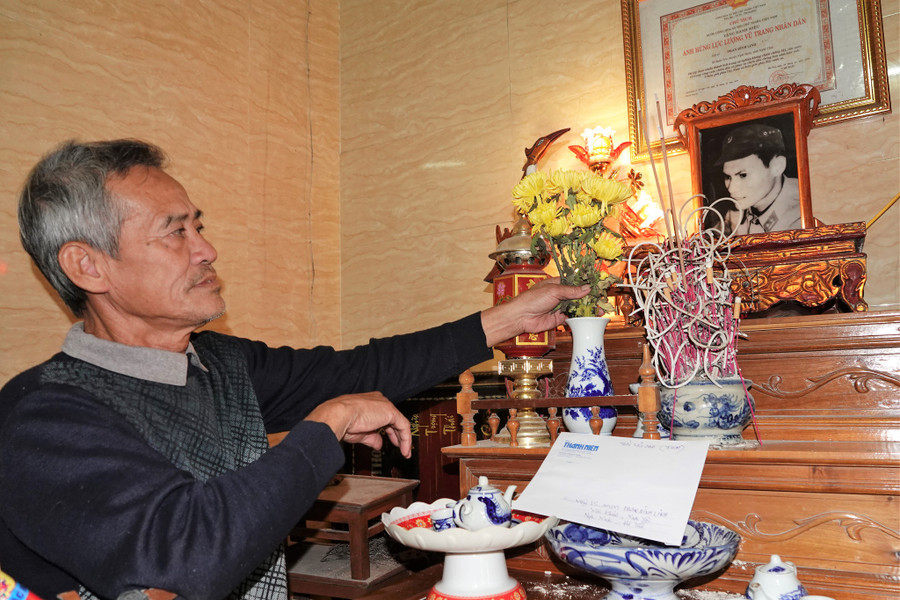 Ông Phan Đình Nga bên bàn thờ anh trai - Anh hùng lực lượng vũ trang nhân dân Phan Đình Linh. Ảnh: Mai Thanh Hải