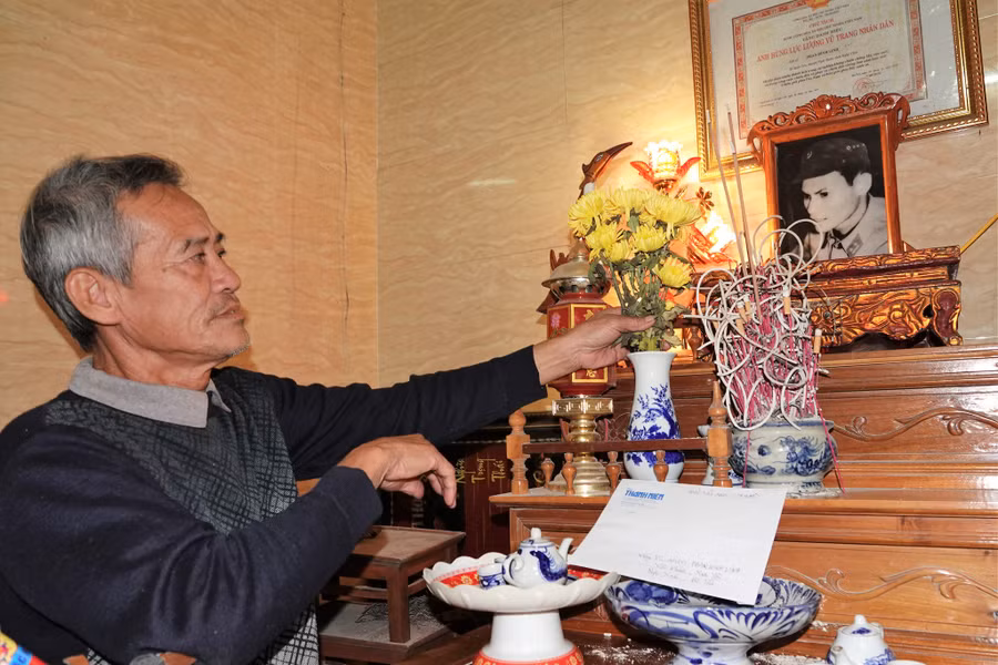 Ông Phan Đình Nga bên bàn thờ anh trai - Anh hùng lực lượng vũ trang nhân dân Phan Đình Linh. Ảnh: Mai Thanh Hải