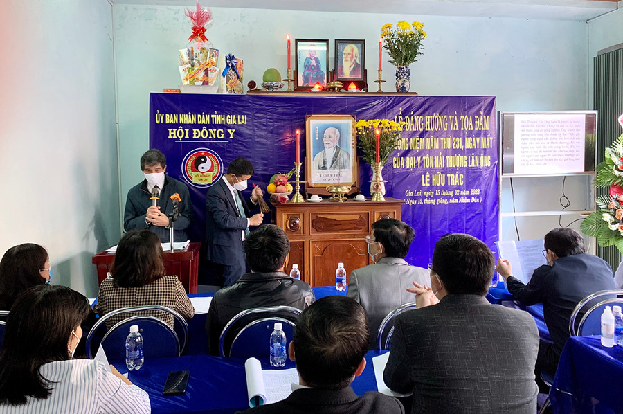  Quang cảnh Lễ dâng hương và tọa đàm tưởng niệm 231 năm ngày mất của Đại danh y Hải Thượng Lãn Ông Lê Hữu Trác tại Hội Đông y Gia Lai sáng 15-2. Ảnh: Như Nguyện