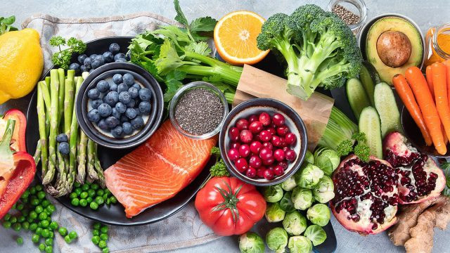 Hoán đổi thực phẩm như thế nào để sống thọ hơn? ảnh 1 Việc hoán đổi lượng calo bạn nhận được từ protein có nguồn gốc động vật lấy cùng một lượng từ protein có nguồn gốc thực vật có thể giúp bạn sống lâu hơn và giảm nguy cơ tử vong vì bệnh tim.