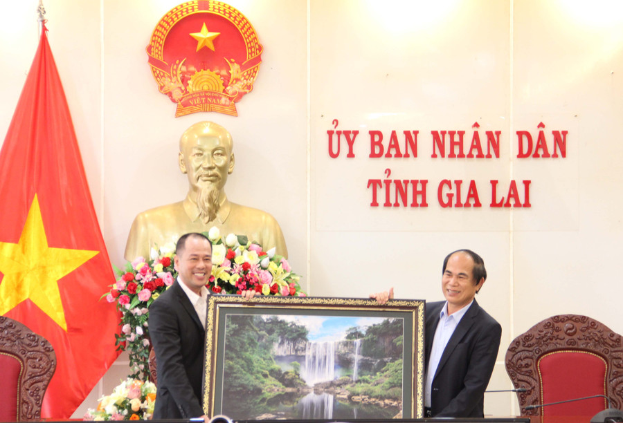 Chủ tịch UBND tỉnh Gia Lai Võ Ngọc Thành tặng Trường Đại học sư phạm TP. Hồ Chí Minh bức hình lưu niệm. Ảnh: Thiên Di