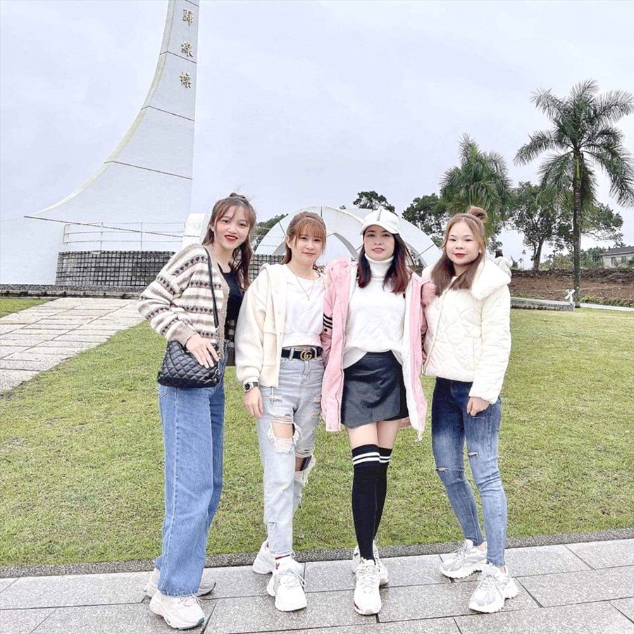 Vũ Thị Viễn (áo hồng) cùng bạn bè đi du lịch trong dịp nghỉ Tết để vơi đi nỗi nhớ nhà. Ảnh: NVCC