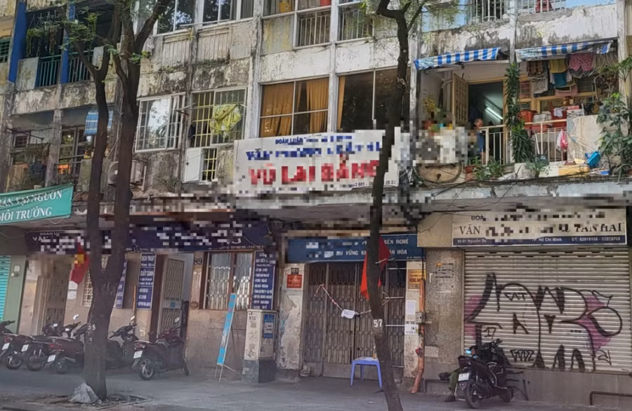 Tạm phong tỏa Chung cư 89-91 Nguyễn Du để khoanh vùng, xác định F0. Ảnh: Huyên Nguyễn