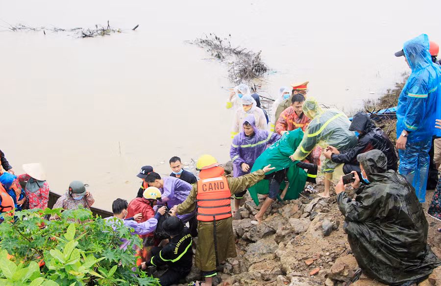 Lực lượng cứu hộ đưa người dân trong vùng nguy hiểm do nước lũ dâng cao ở tổ 9 (phường Đoàn Kết, thị xã Ayun Pa) đến nơi an toàn. Ảnh: Văn Ngọc