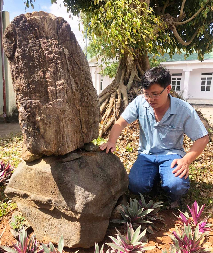 Tác giả bên khối đá tại nhà thờ Phú Thọ. Ảnh: Xuân Hiền Tác giả bên khối đá tại nhà thờ Phú Thọ. Ảnh: Xuân Hiền