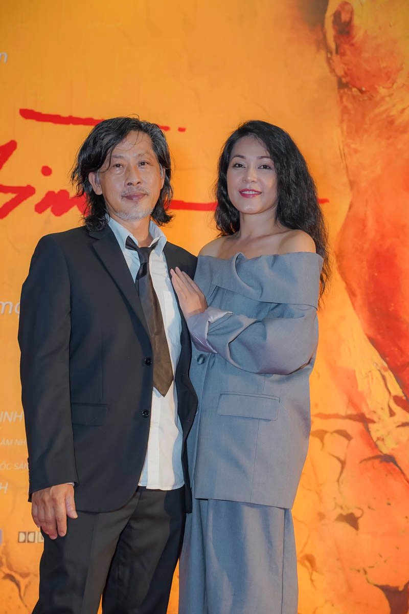 Đạo diễn Lưu Huỳnh và vợ Đinh Y Nhung trong lần hiếm hoi xuất hiện tình tứ bên nhau trên thảm đỏ. Dù ít khi xuất hiện trước công chúng cùng nhau nhưng vợ chồng Lưu Huỳnh vẫn luôn đồng hành trên từng chặng đường cuộc sống. Ảnh: ĐPCC