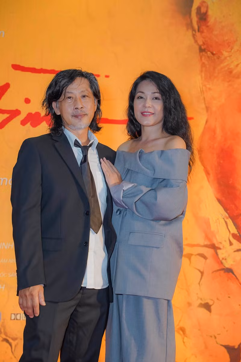Đạo diễn Lưu Huỳnh và vợ Đinh Y Nhung trong lần hiếm hoi xuất hiện tình tứ bên nhau trên thảm đỏ. Dù ít khi xuất hiện trước công chúng cùng nhau nhưng vợ chồng Lưu Huỳnh vẫn luôn đồng hành trên từng chặng đường cuộc sống. Ảnh: ĐPCC